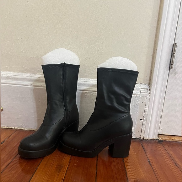 Shoes - Size 9 Black heeled mid calf going out boots